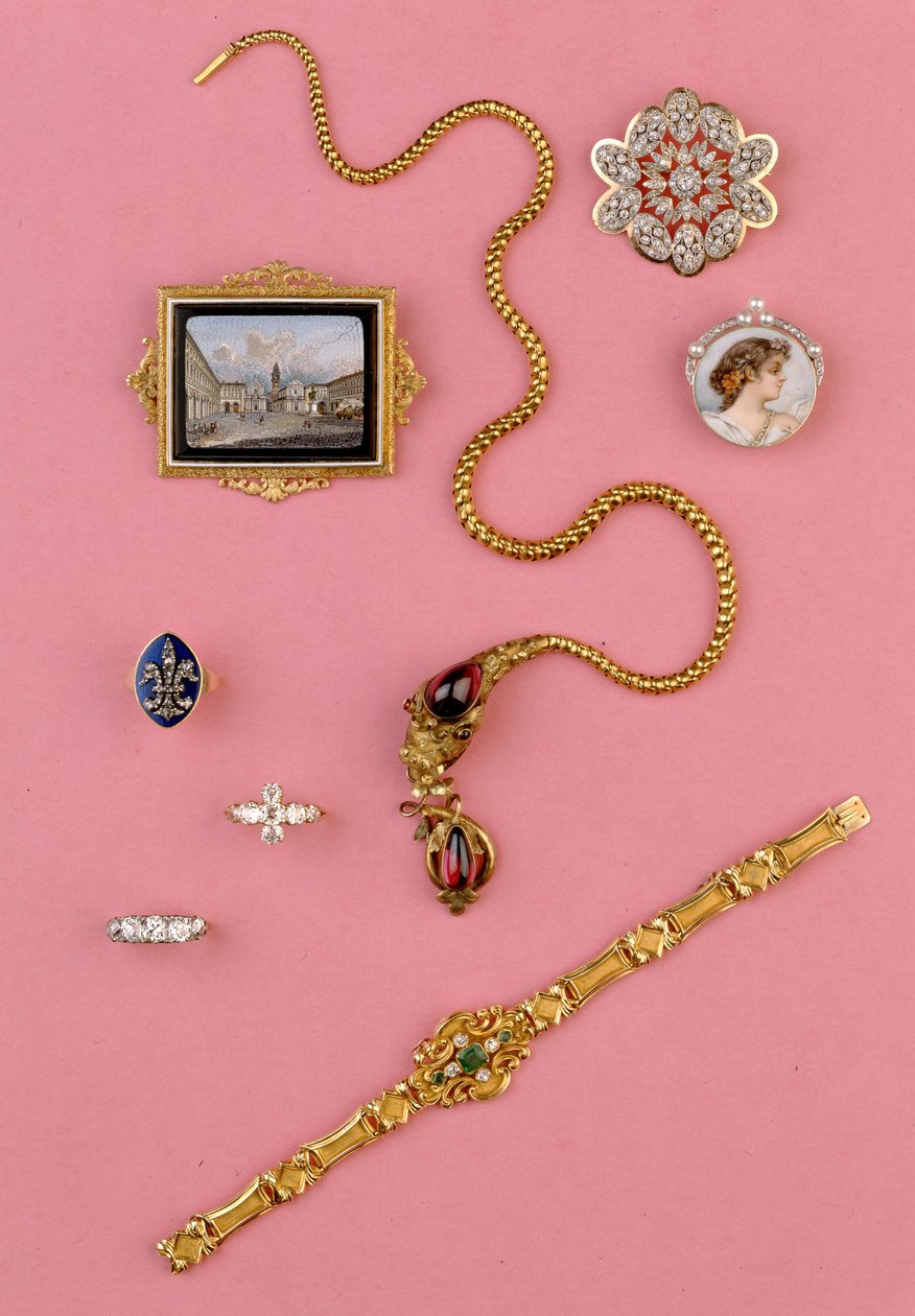 Auswahl an Schmuck des 20. Jahrhunderts: Cabochon-Granat-Schlangen-Halskette; Miniatur-Mosaik-Brosche; Smaragd- und Diamant-Cluster-Armband von Unbekannt Unbekannt