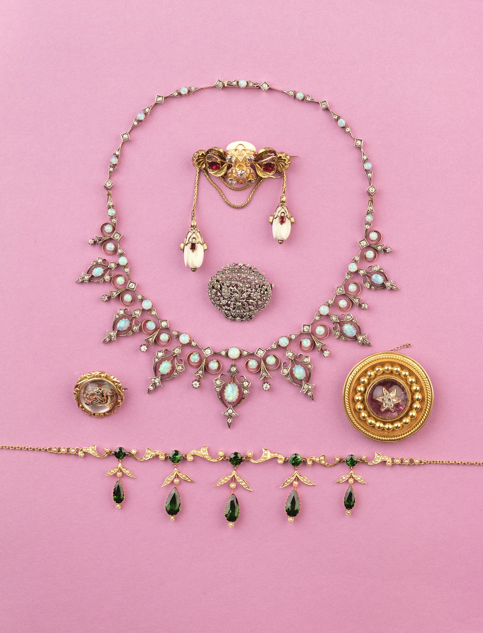 Auswahl an viktorianischem Schmuck: Turmalin- und geteilte Perlen-Fransen-Halskette; Rosendiamant-Ovalbrosche; Opal- und Diamant-Halskette; Cabochon-Amethyst-Sternbrosche; Essex-Kristall eines fauchenden Tigers von Unbekannt Unbekannt