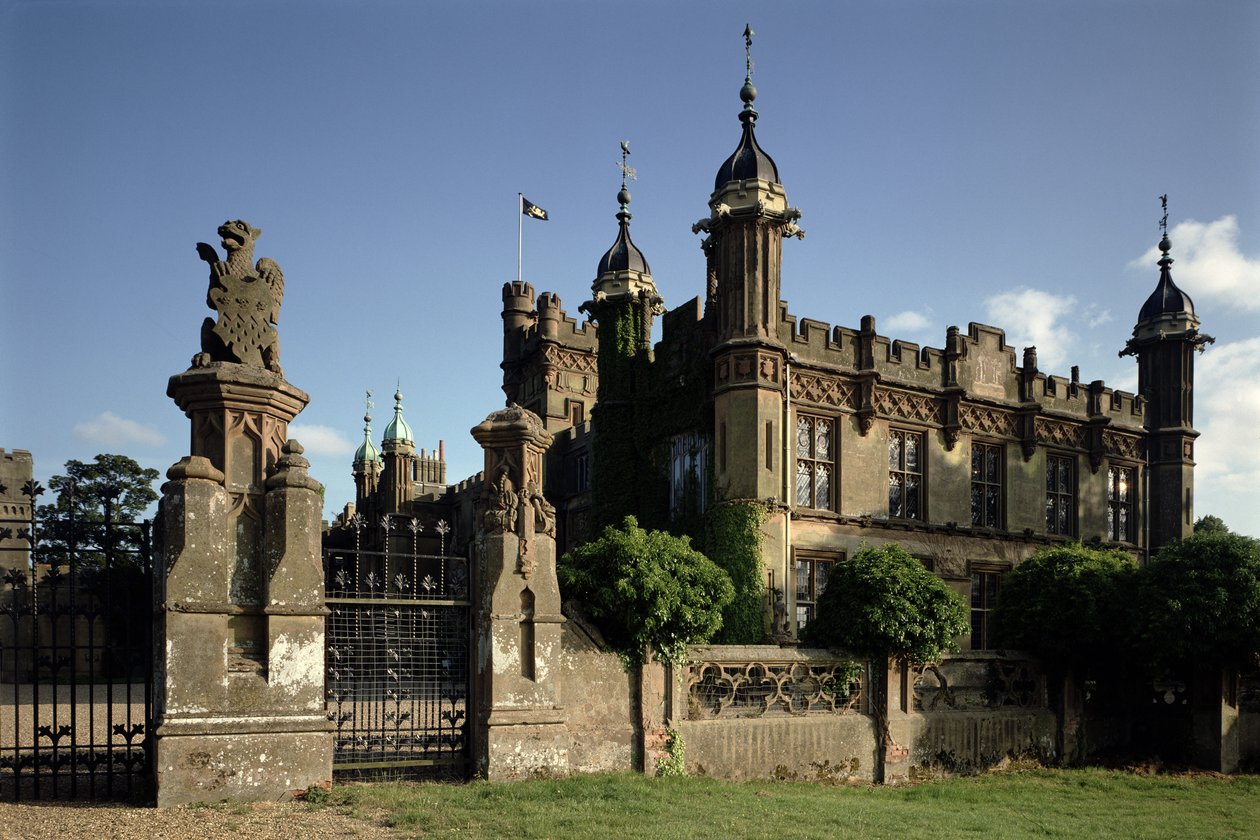 Blick auf den Eingang des Hauses von Nordwesten, Knebworth House, Hertfordshire von Unbekannt Unbekannt