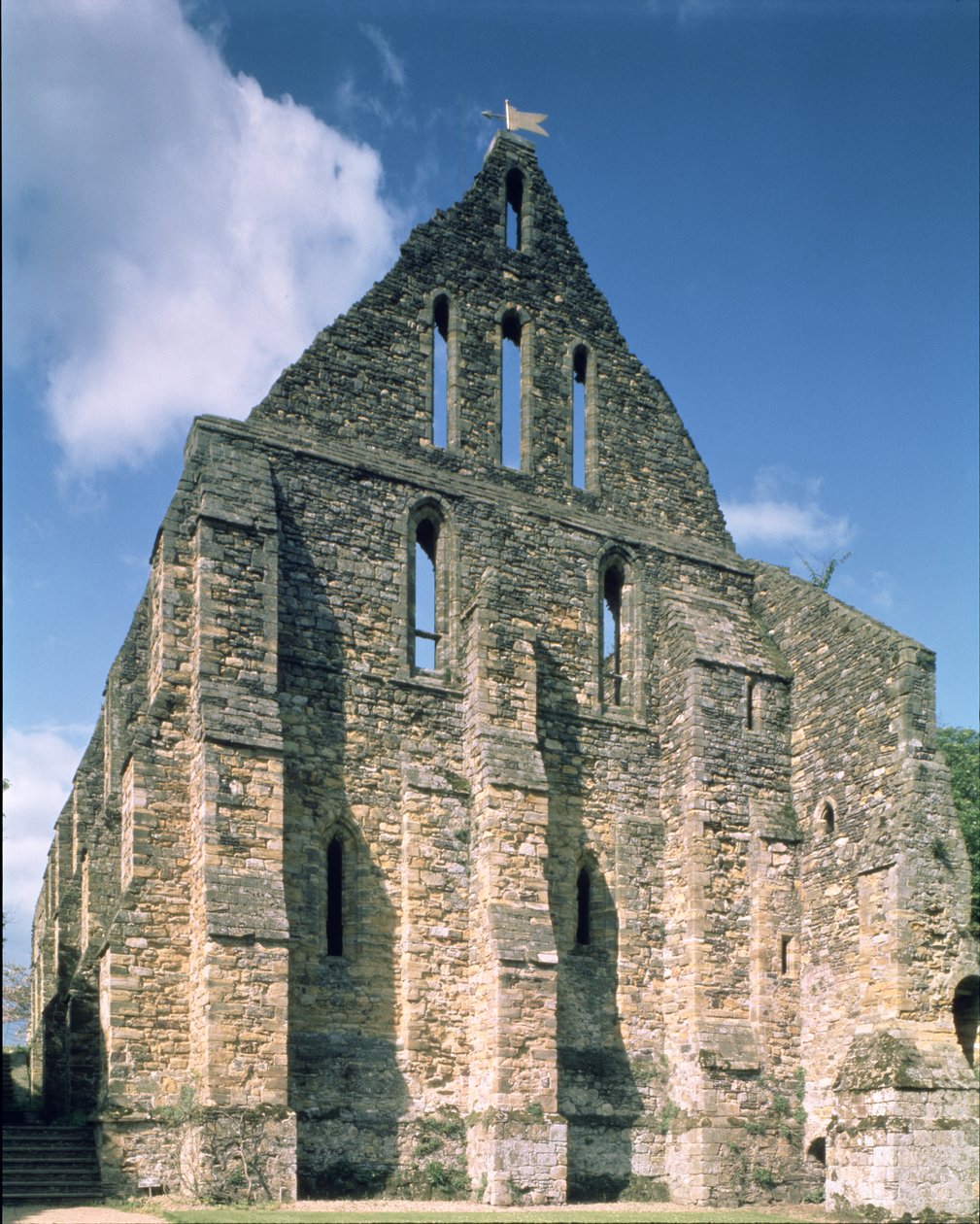Ansicht der Ruinen des Schlafsaals der Mönche (Dorter) der Battle Abbey, East Sussex von Unbekannt Unbekannt