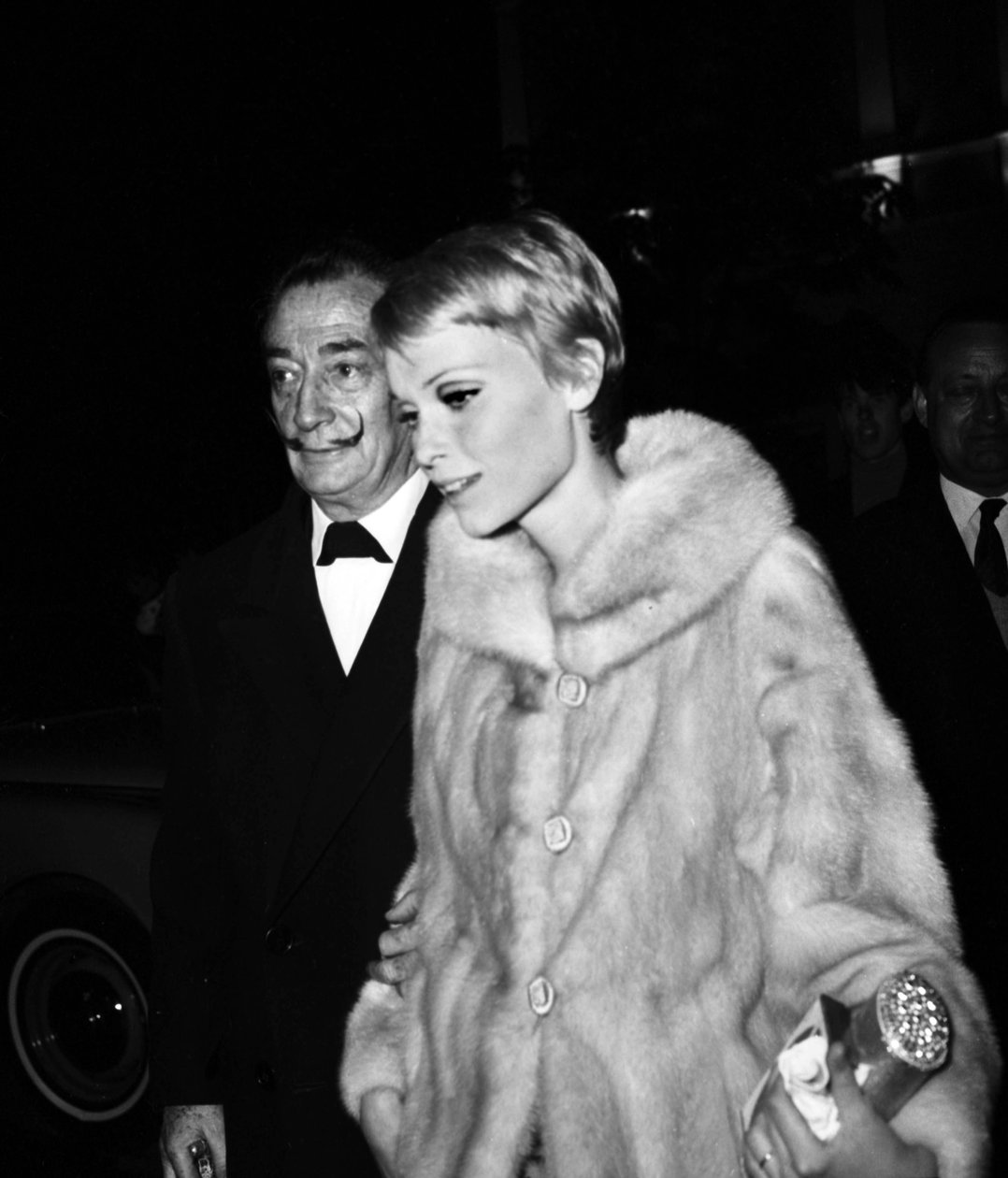 Salvador Dali und Mia Farrow bei der Premiere des Films "Die Nacht der Generäle", Paris, 19. April 1967 von Unbekannt Unbekannt