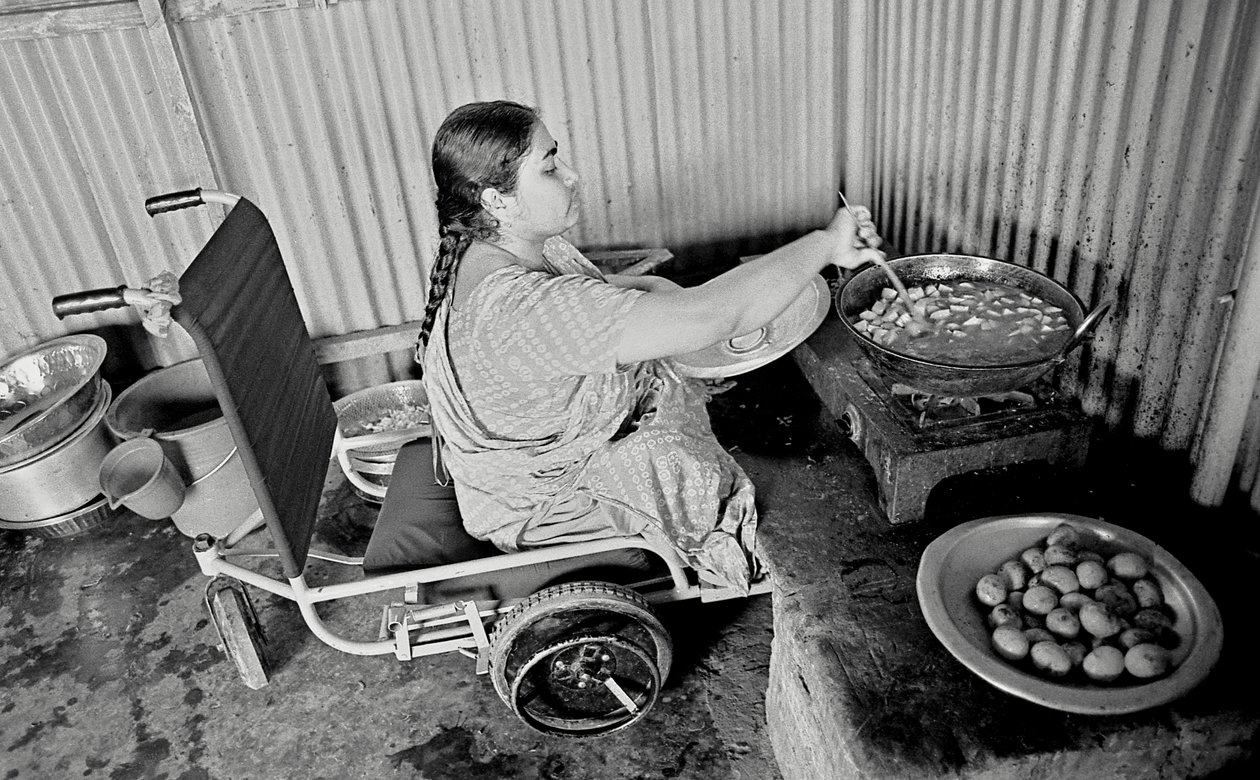 Eine körperlich behinderte Frau bereitet Essen für ihre Kollegen im Zentrum für die Rehabilitation der Gelähmten, CRP in Savar, Dhaka, Bangladesch. 2005. von Unbekannt Unbekannt