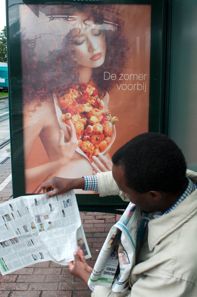 Mann liest Zeitung an der Straßenbahnhaltestelle in Brüssel, Belgien von Unbekannt Unbekannt