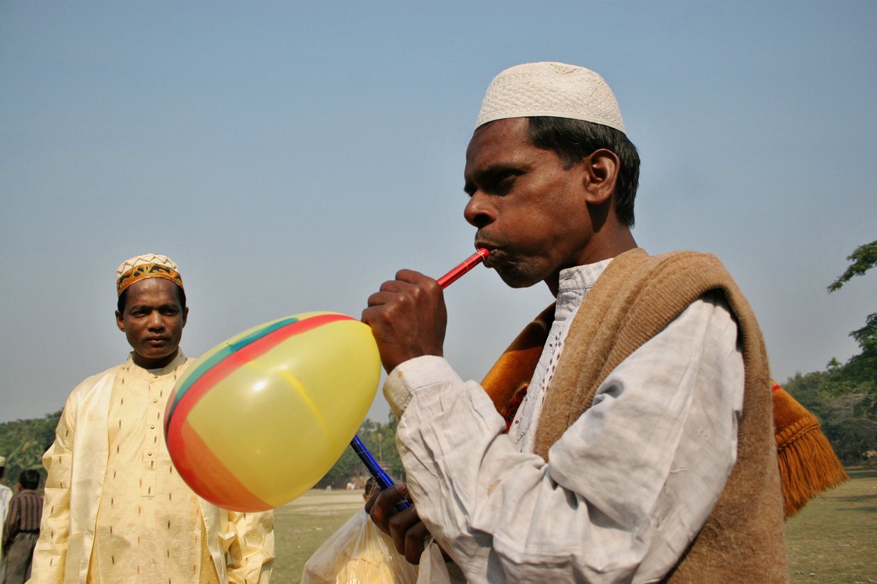 Porträt eines muslimischen Vaters, der eine Ballonflöte aufbläst von Unbekannt Unbekannt