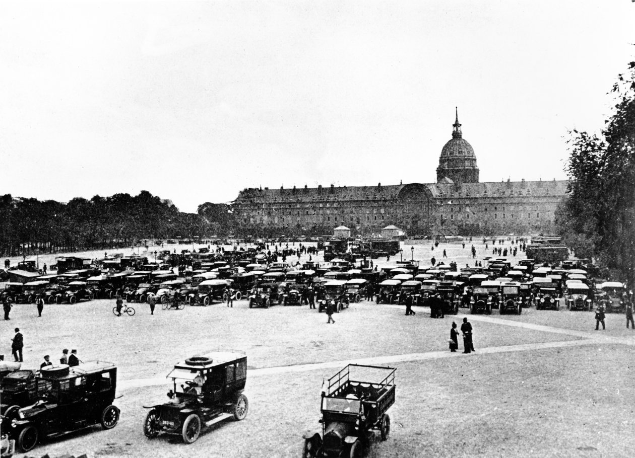 Die Taxis der Marne versammelten sich an den Invalides, Paris, um bereit zu sein, Truppen zur Ersten Schlacht an der Marne zu transportieren, September 1914 von Unbekannt Unbekannt
