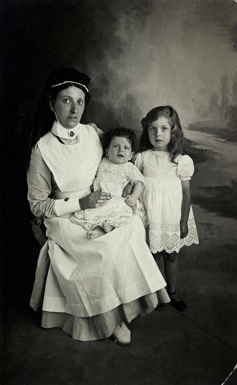 Eine „Krankenschwester“ posiert in den 1920er Jahren mit Kindern. von William M. Timlin