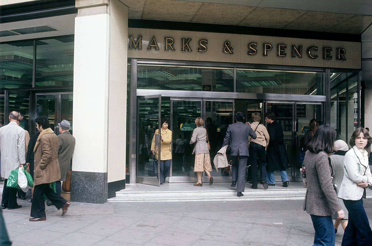 Straßenansicht der Oxford Street mit dem Eingang von Marks & Spencer, London, UK von Unbekannter Künstler