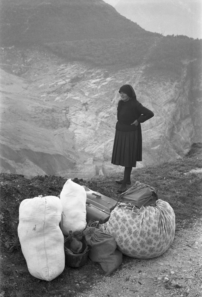 Eine Frau erzählt die Tragödie, Longarone, Vajont, 9. Oktober 1953: Taschen und Gepäck von Unbekannt