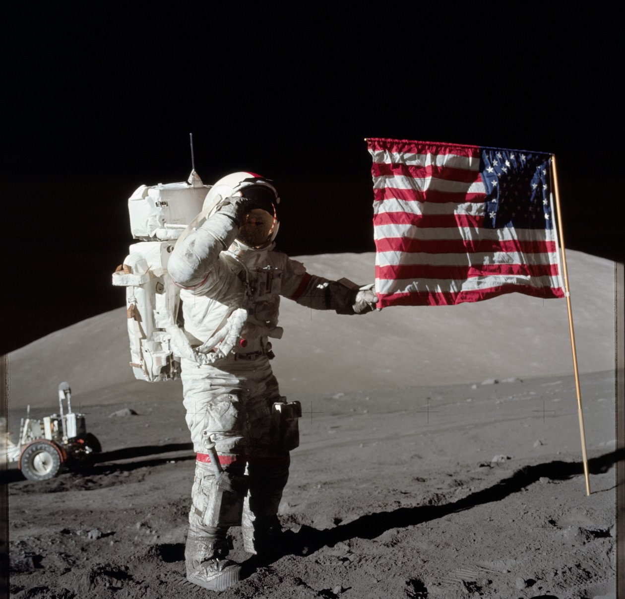 Astronaut Eugene A. Cernan, Apollo 17 Kommandant, neben der gehissten US-Flagge während der Mondoberflächenaktivität (EVA) an der Taurus-Littrow-Landestelle von Unbekannt