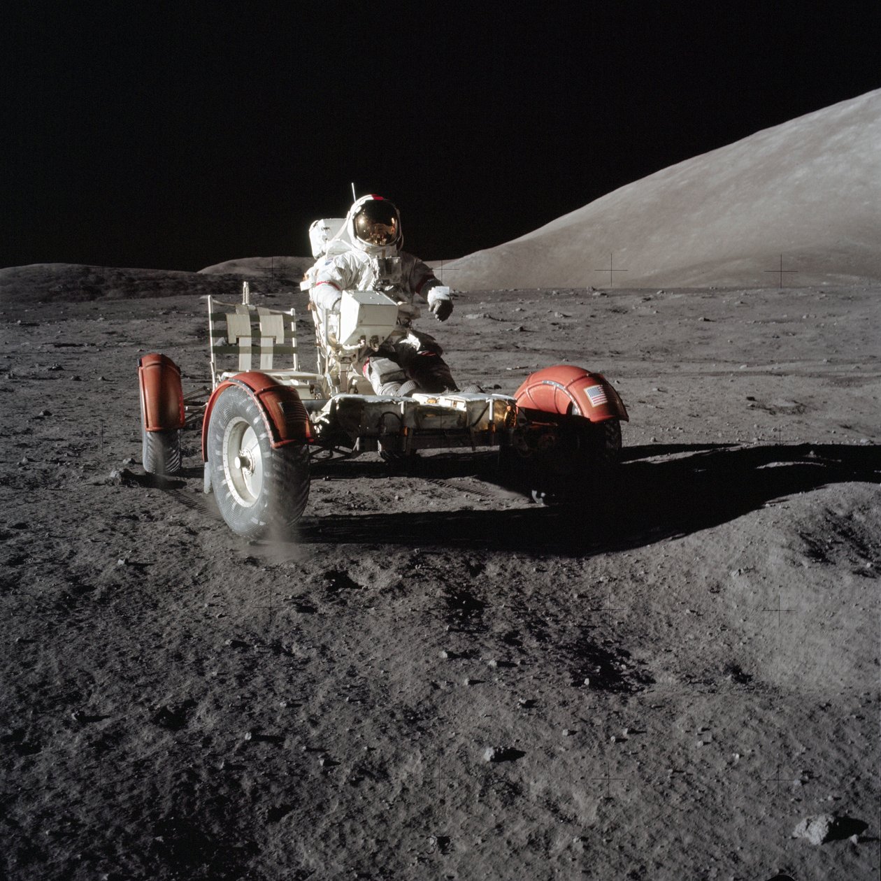 Astronaut Eugene Cernan fährt das Mondfahrzeug während des ersten EVA von Unbekannt