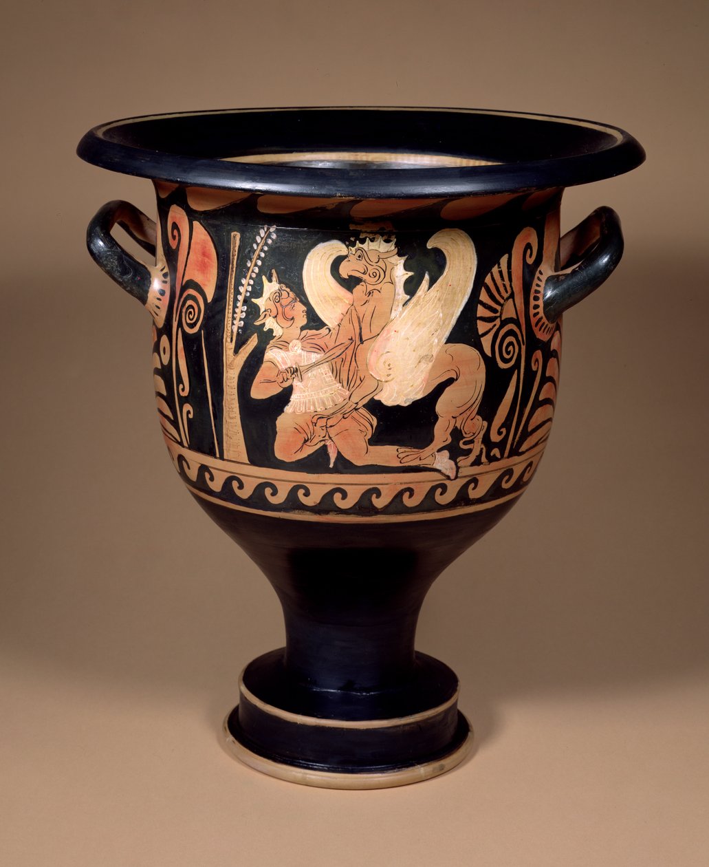 Kampanischer rotfiguriger Glockenkrater, dekoriert mit einem Arimasp im Kampf mit einem großen Greif, ca. 340 v. Chr. von Unbekannt