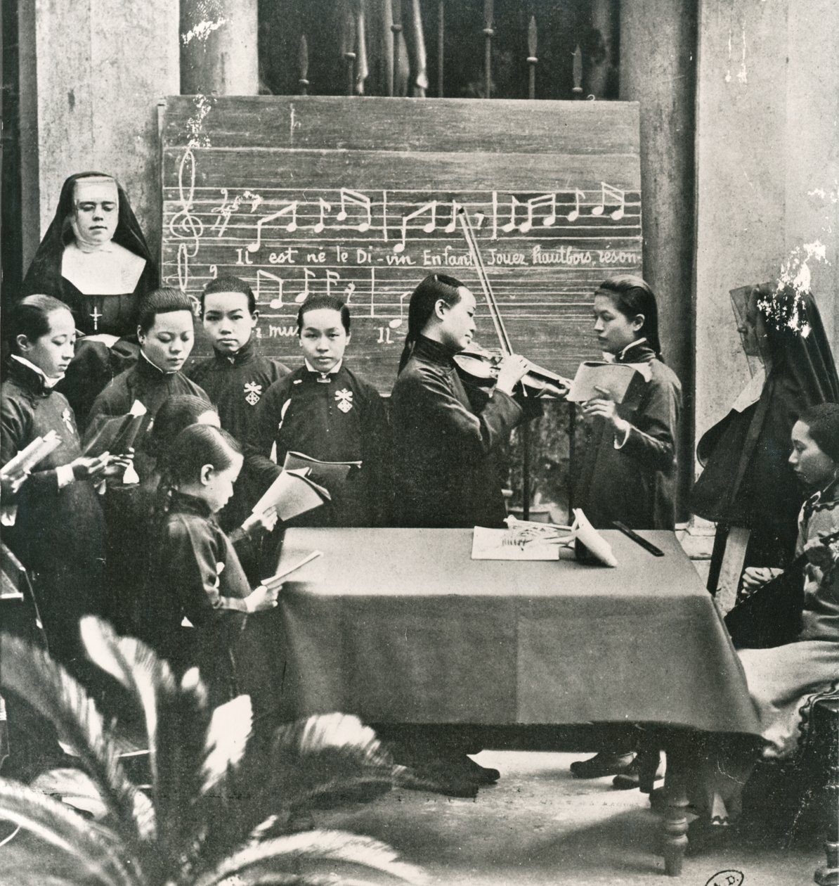 Weihnachtsliedprobe in einer französischen Mission in China, frühes 20. Jahrhundert von Unbekannt