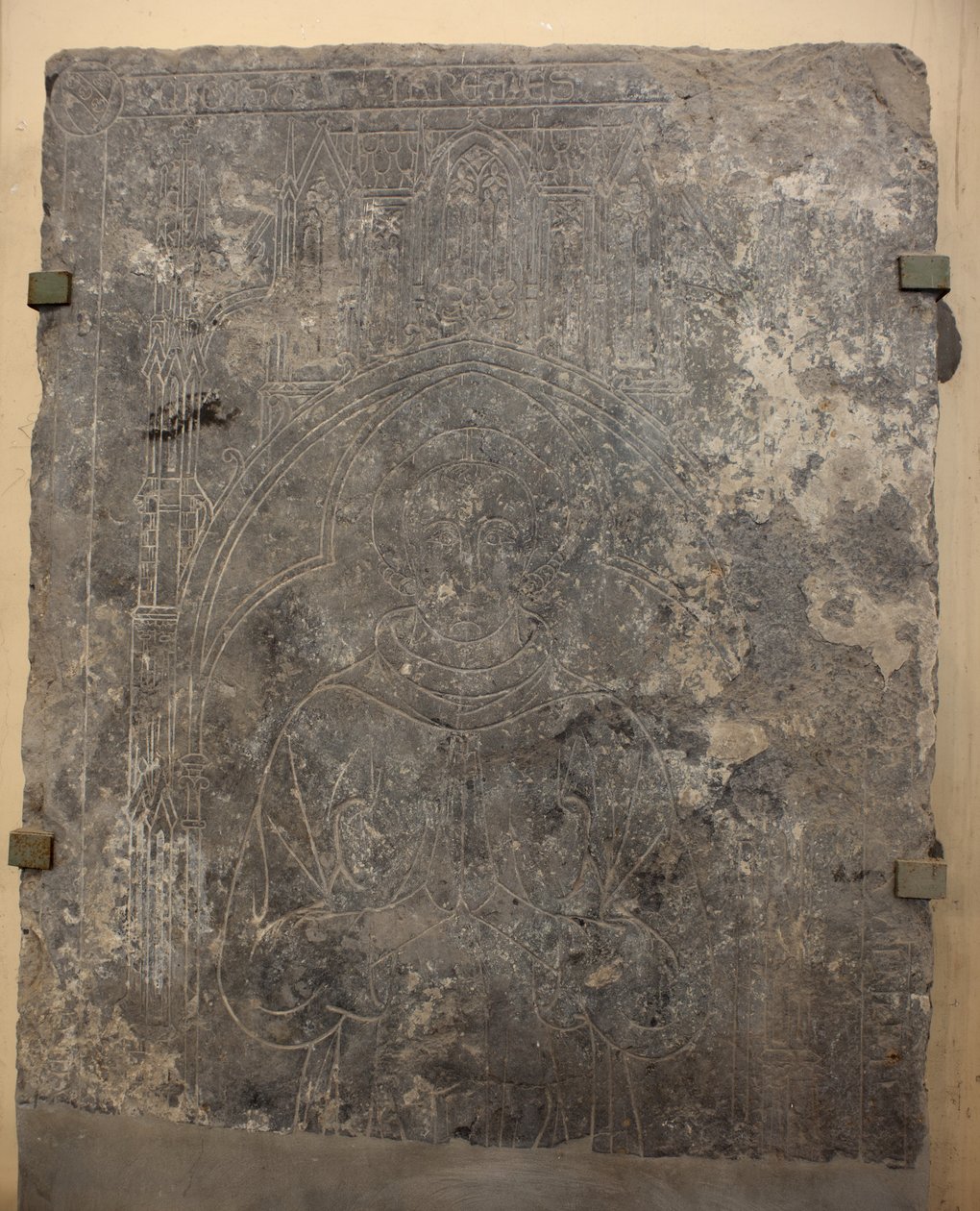 Kathedralsammlung. Fragment einer Steinplatte. Basrelief. Ein Kirchenbeamter. Ursprungsort Kirche (Saint-Quentin von Tournai. Ende 13. Jahrhundert. Detail. von Unbekannter Künstler