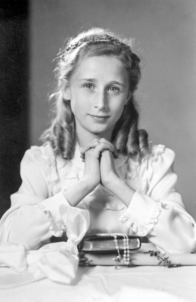Christliches Mädchen mit gefalteten Händen in Gebetshaltung mit Bibel, Rosenkranz und Kerze (Foto der Kommunion). Fotografie um 1932 von Unbekannt