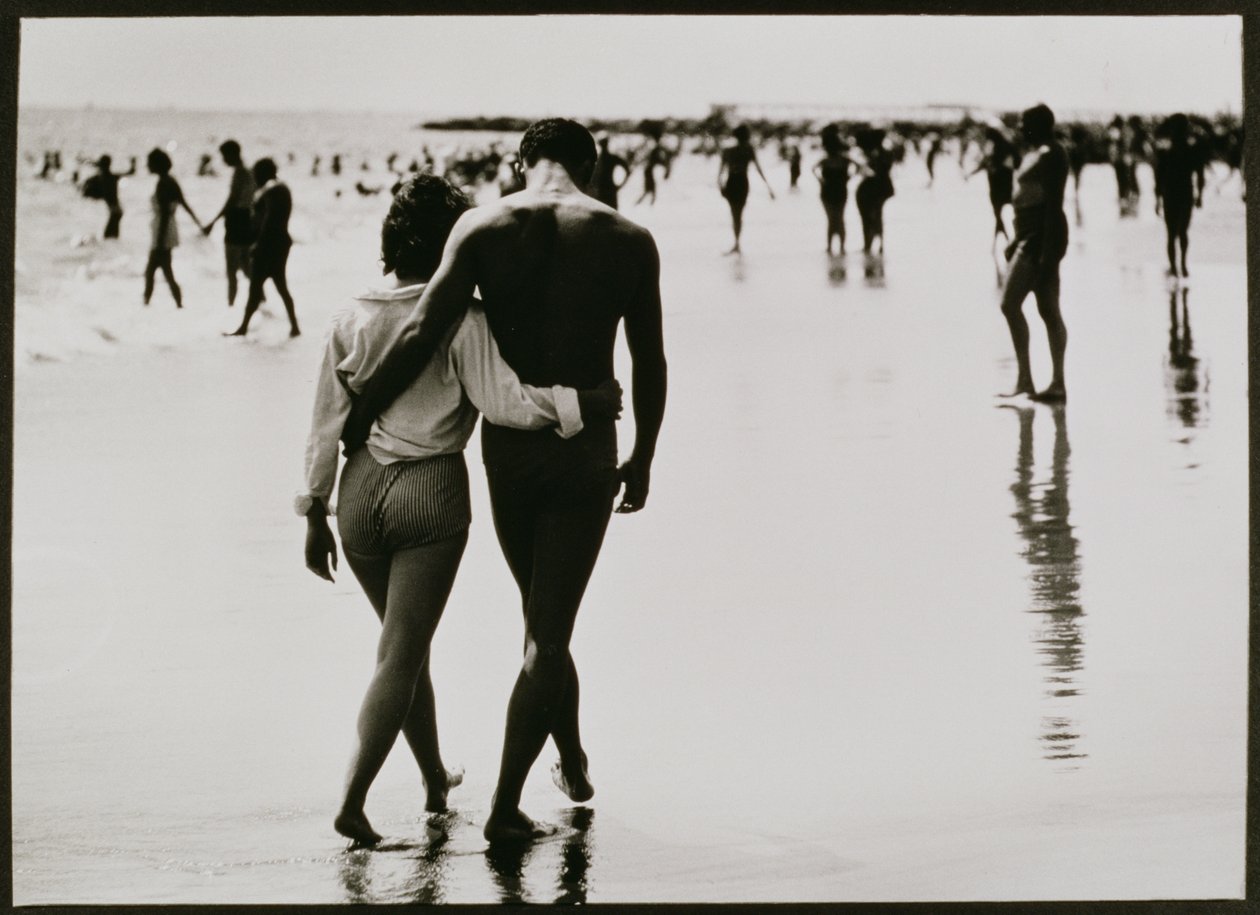 Paar, das im Wasser am Coney Island, New York City, spaziert, Untitled 46, ca. 1953-64 von Unbekannter Künstler