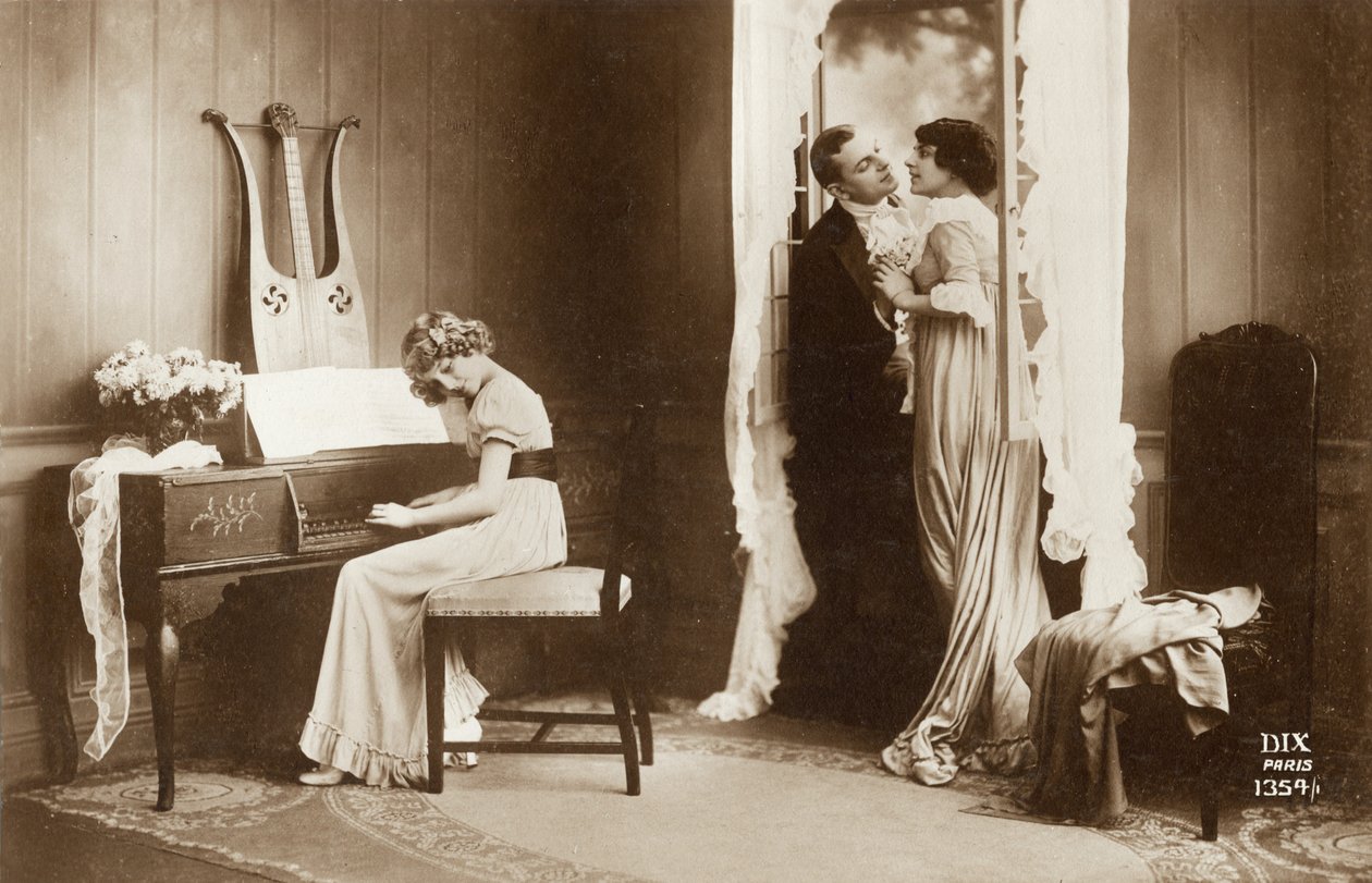 Liebespaar und junges Mädchen spielen Klavier, Paris, ca. 1920 (Postkarte) von Unbekannter Künstler