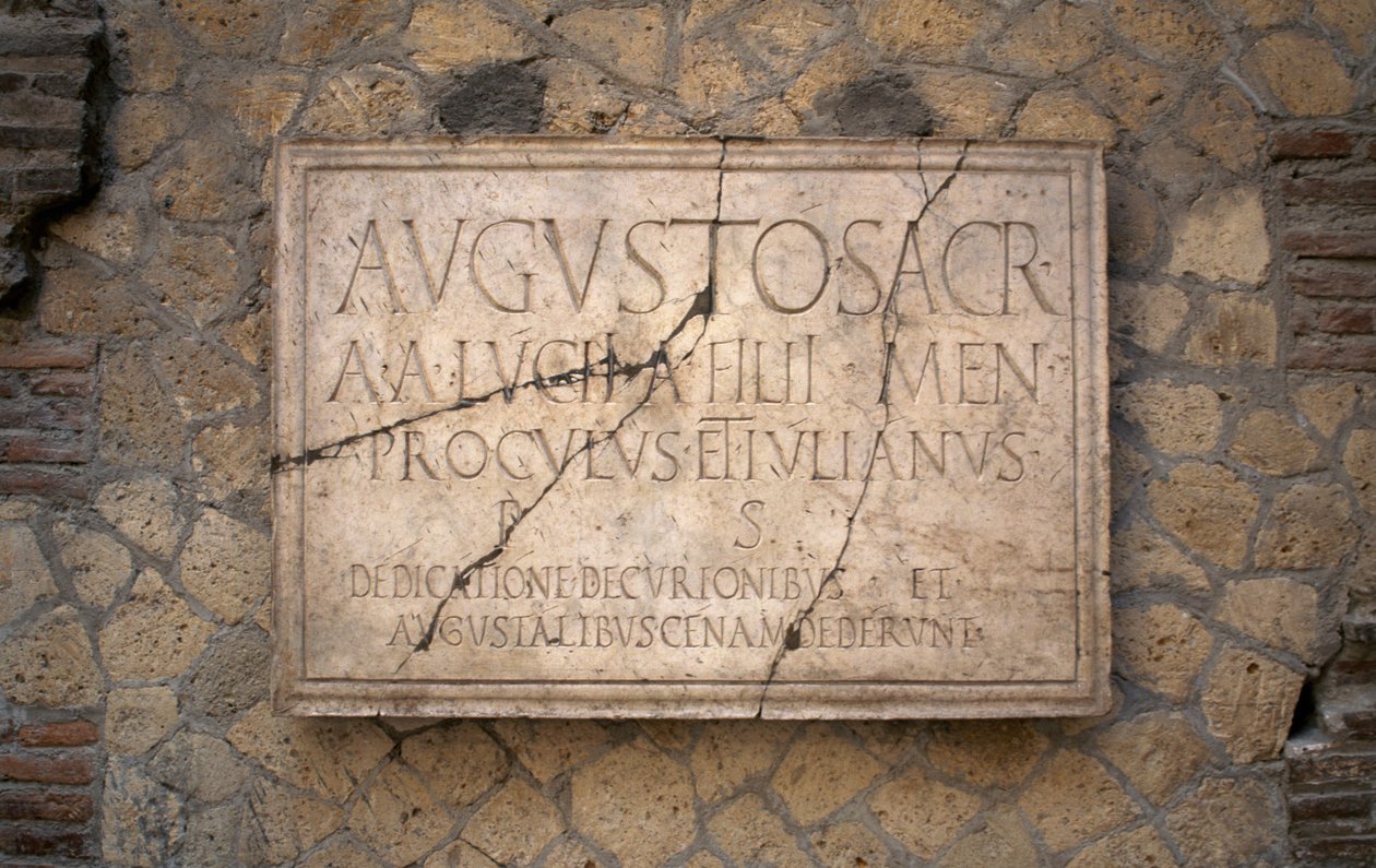 Inschrift auf Marmor, Augustales-Kolleg, archäologische Stätte von Herculaneum (Unesco-Welterbeliste) von Benjamin Baud