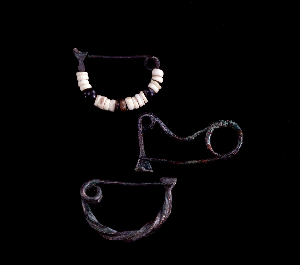 Etruskische Kunst: Drei Arten von Bronzefibeln aus Grab 59 von Poggio Selciatello, Pian della Regina, Tarquinia - 9. Jahrhundert v. Chr. - Dim. 3,8 cm, 3,3 cm und 3,5 cm von Unbekannt