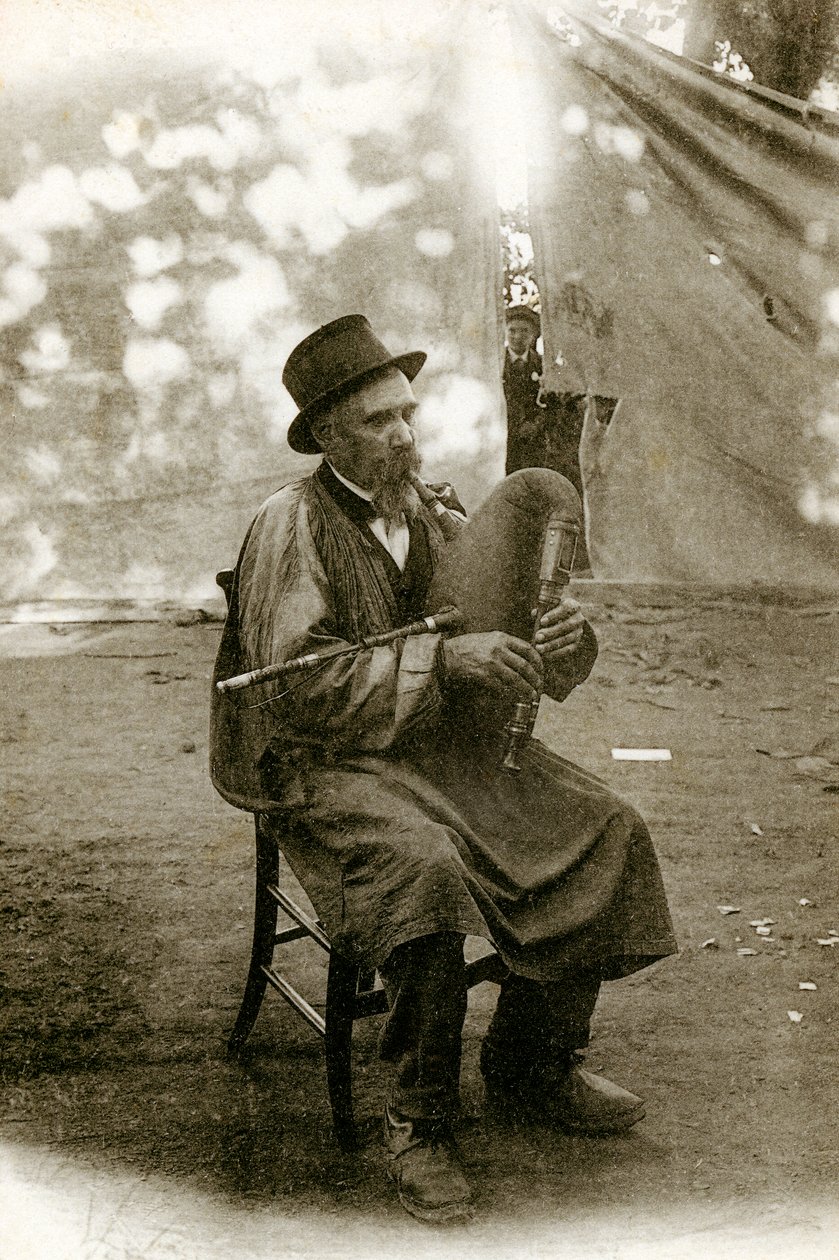 Folklore der Auvergne: Musiker spielt Chabrette, frühes 20. Jahrhundert von Alec Hunter