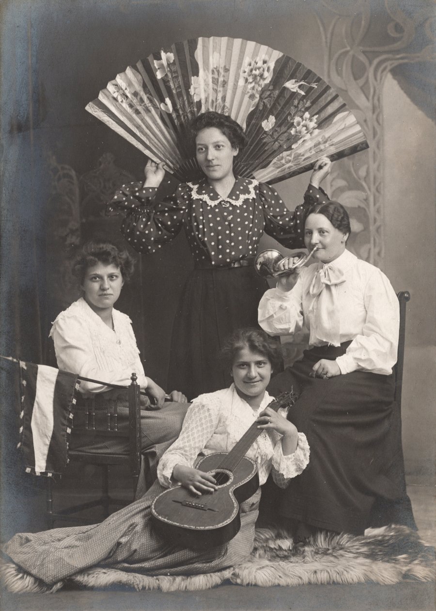Vier Damen mit Horn, Gitarre und Fächer, Frankreich, ca. 1920 von Unbekannter Künstler