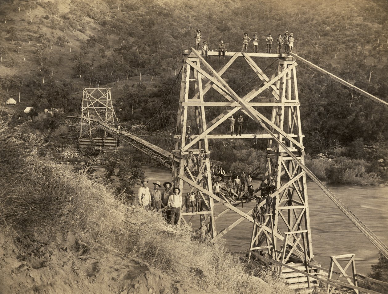 Fresno, Kalifornien: 1890 Dieses Foto von C.C. Curtis zeigt die Smith und Moore Brücke über den Kings River, die Teil einer Rinne ist, die von Hiram T. Smith und Austin D. Moore gebaut wurde, um Holz aus der Sierra für ihre Firma, die Kings River Lumber, z von Unbekannt
