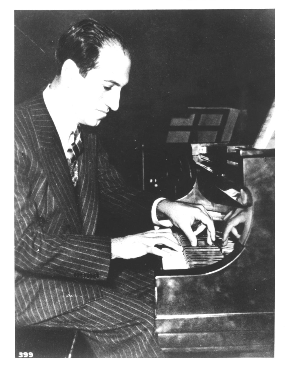 George Gershwin (1898-1937) amerikanischer Komponist, am Klavier, ca. 1935 von Unbekannt