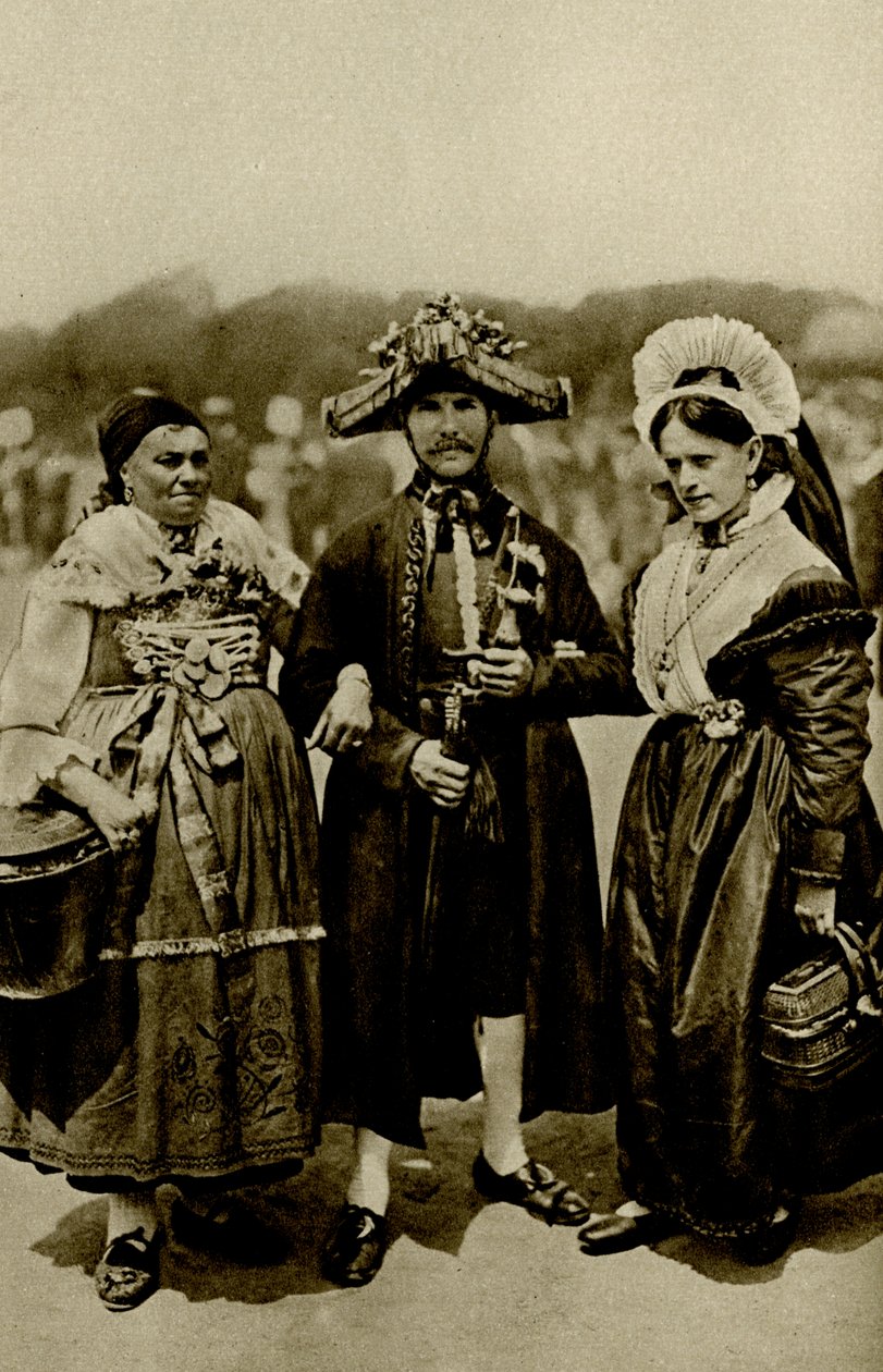 Deutschland. Menschen aus dem bayerischen Hochland in kostbaren mittelalterlichen Kostümen. 1920 von Unbekannt