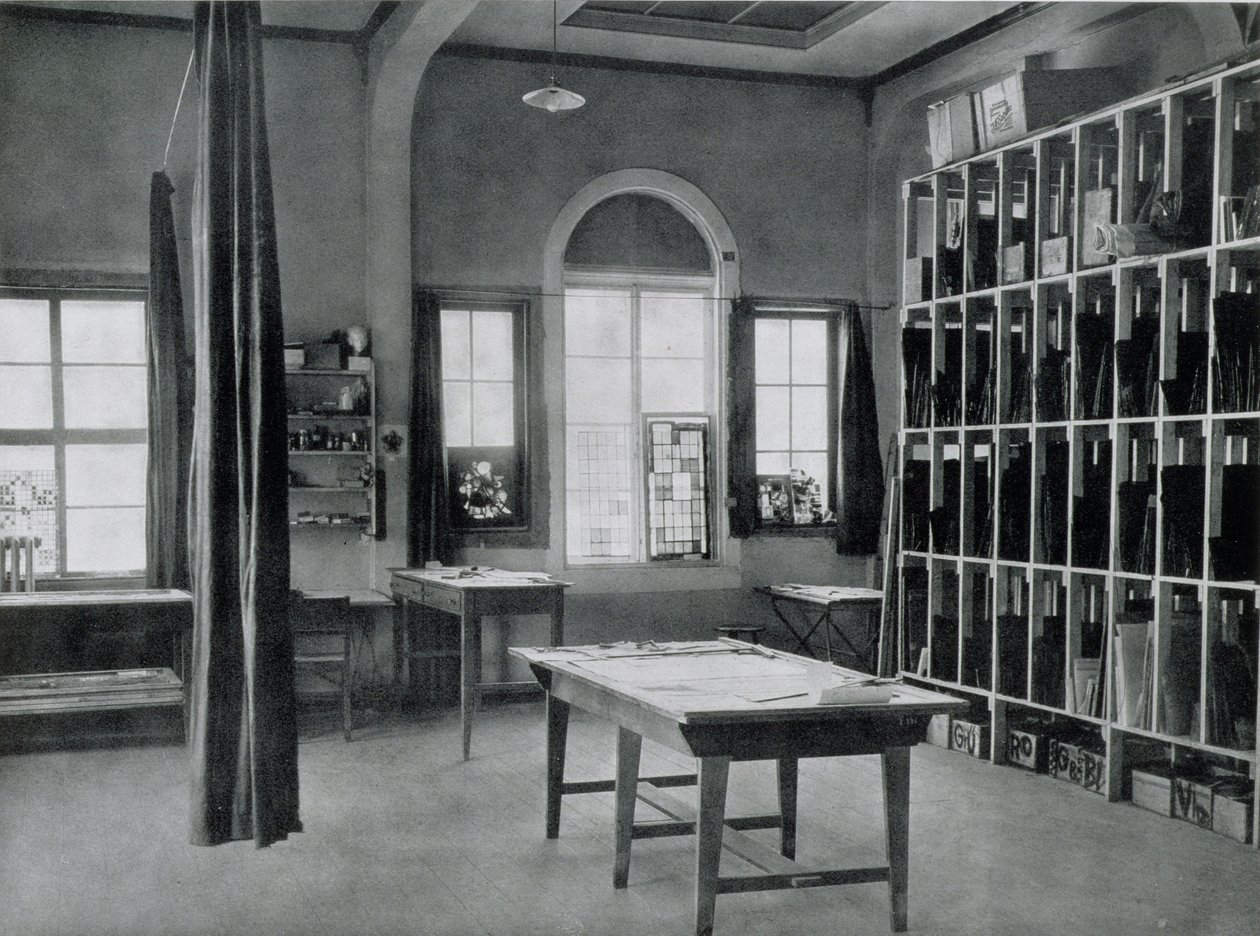 Glasmalerei-Studio, aus den Werkstätten des Bauhauses, Weimar von Unbekannt