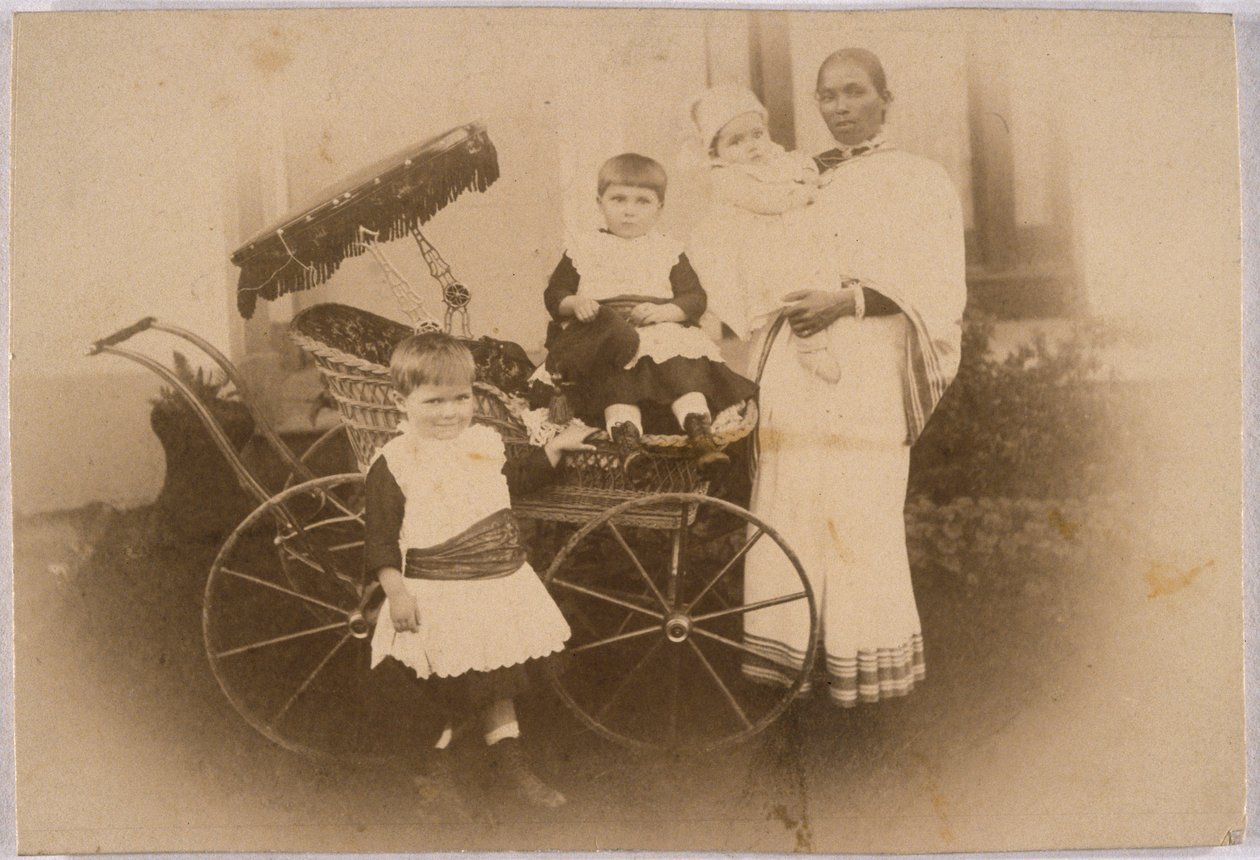 Indische Ayah mit ihren europäischen Schützlingen, ca. 1870 von Unbekannt