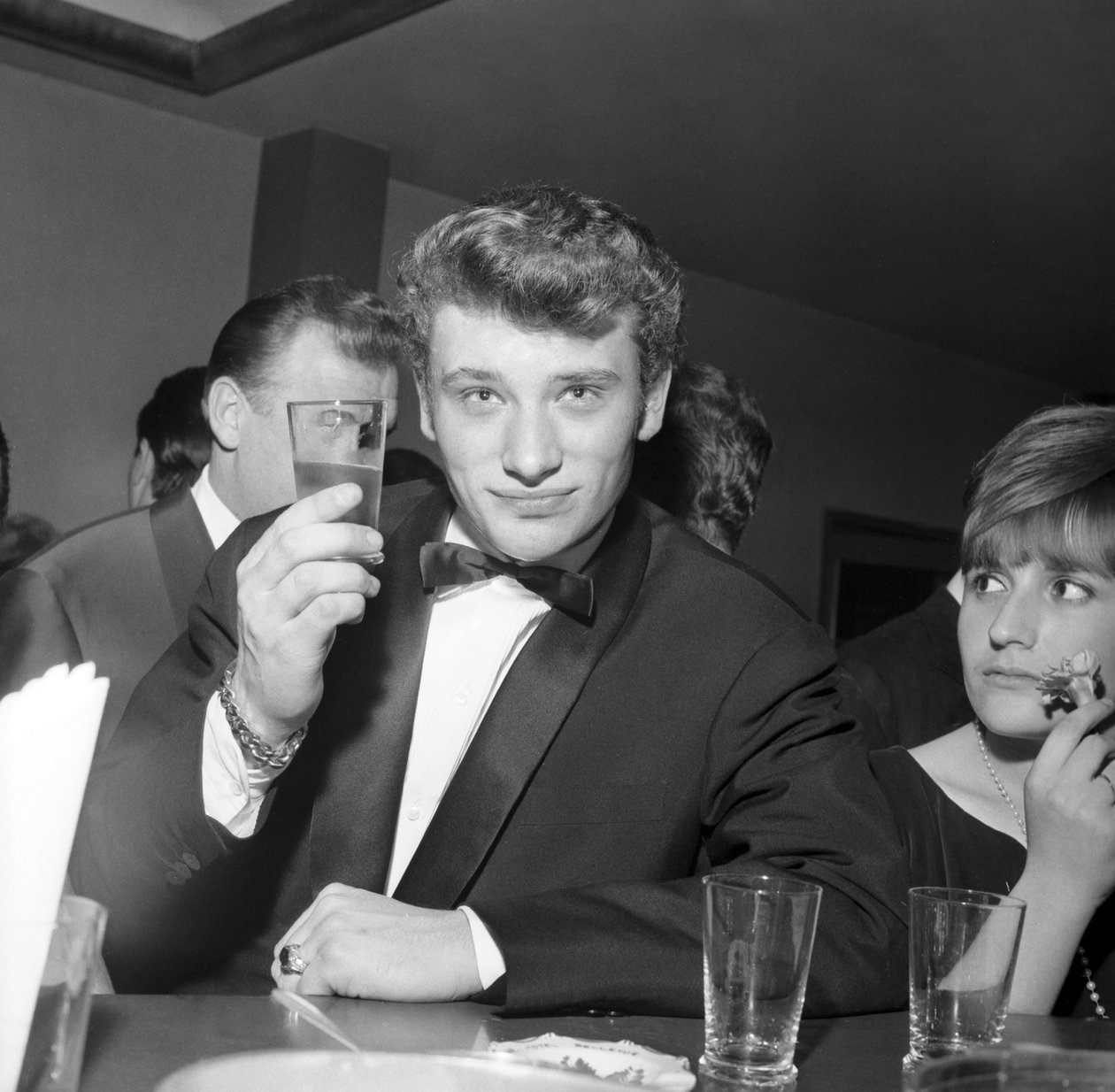 Johnny Hallyday trinkt einen Cocktail an der Bar, Cortina d