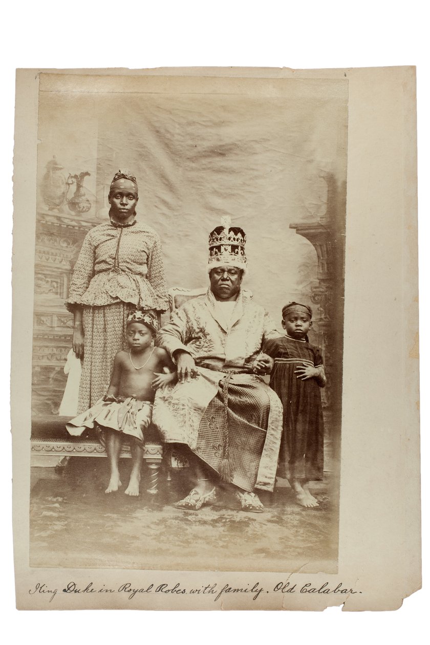 König Duke in königlichen Roben mit Familie, Old Calabar, Nigeria, ca. 1890 von Unbekannt