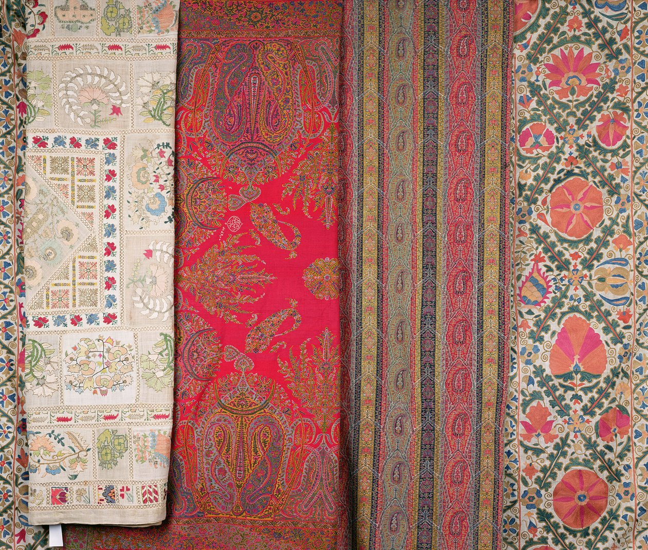 Von links nach rechts: Mihrab Susani, Usbekistan, spätes 19. Jahrhundert; Schal, Kaschmir, hergestellt von Momtaz von Unbekannt