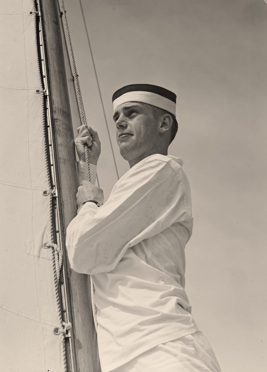 Seekadett hisst das Hauptsegel, U.S. Naval Academy, Annapolis, Maryland. 1942 von Unbekannt