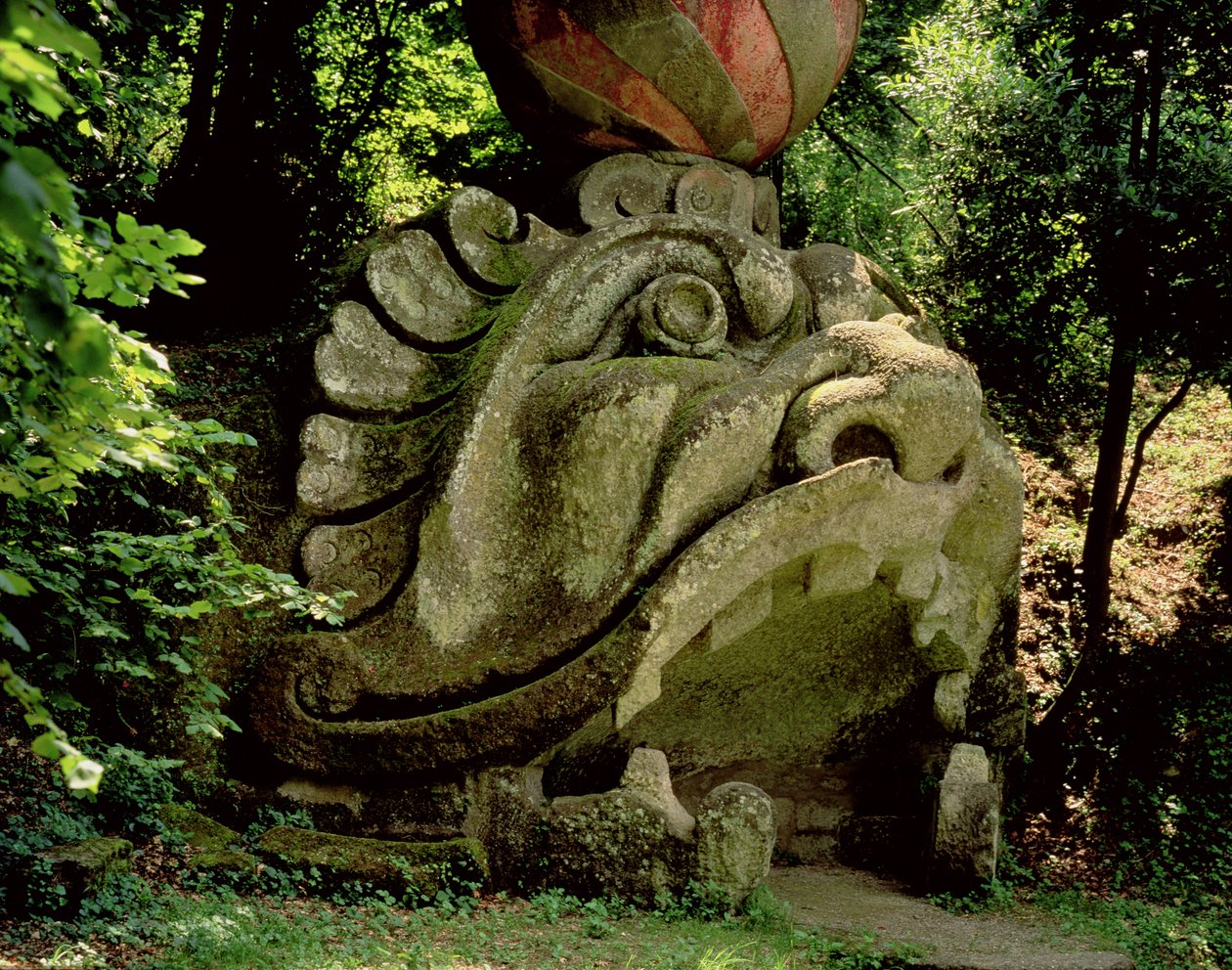 Mund einer fantastischen Höhle in Form eines Monsterkopfes, aus den Parco dei Mostri (Monsterpark) Gärten, angelegt zwischen 1550-63 vom Herzog von Orsini, nach Entwürfen von Giacomo Barozzi da Vignola von Unbekannt