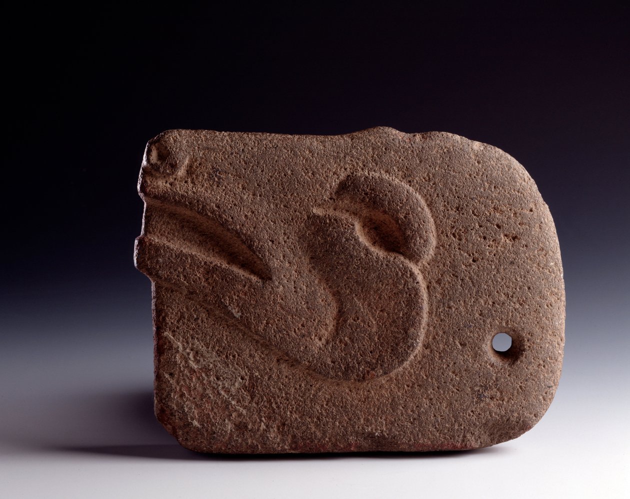 Präkolumbische Kunst, Maya-Zivilisation, Klassische Periode: Zoomorphe Axt aus geschnitztem Stein, die den Kopf eines Hirsches darstellt. Dim. 26,5 x B. 19,5 cm Guatemala, Museo Nazionale di Archeologia e Etnologia von Unbekannt