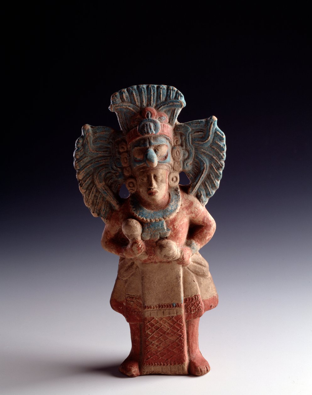 Präkolumbische Kunst, Maya-Zivilisation, Spätklassische Periode: Anthropomorphe Tonstatuette, die eine stehende Figur darstellt, dient als Musikinstrument. Aus Nebaj, Quiche, Guatemala. Dim. 21x11 cm Guatemala, Museo Nazionale di Archeologia e Etnologia von Unbekannt