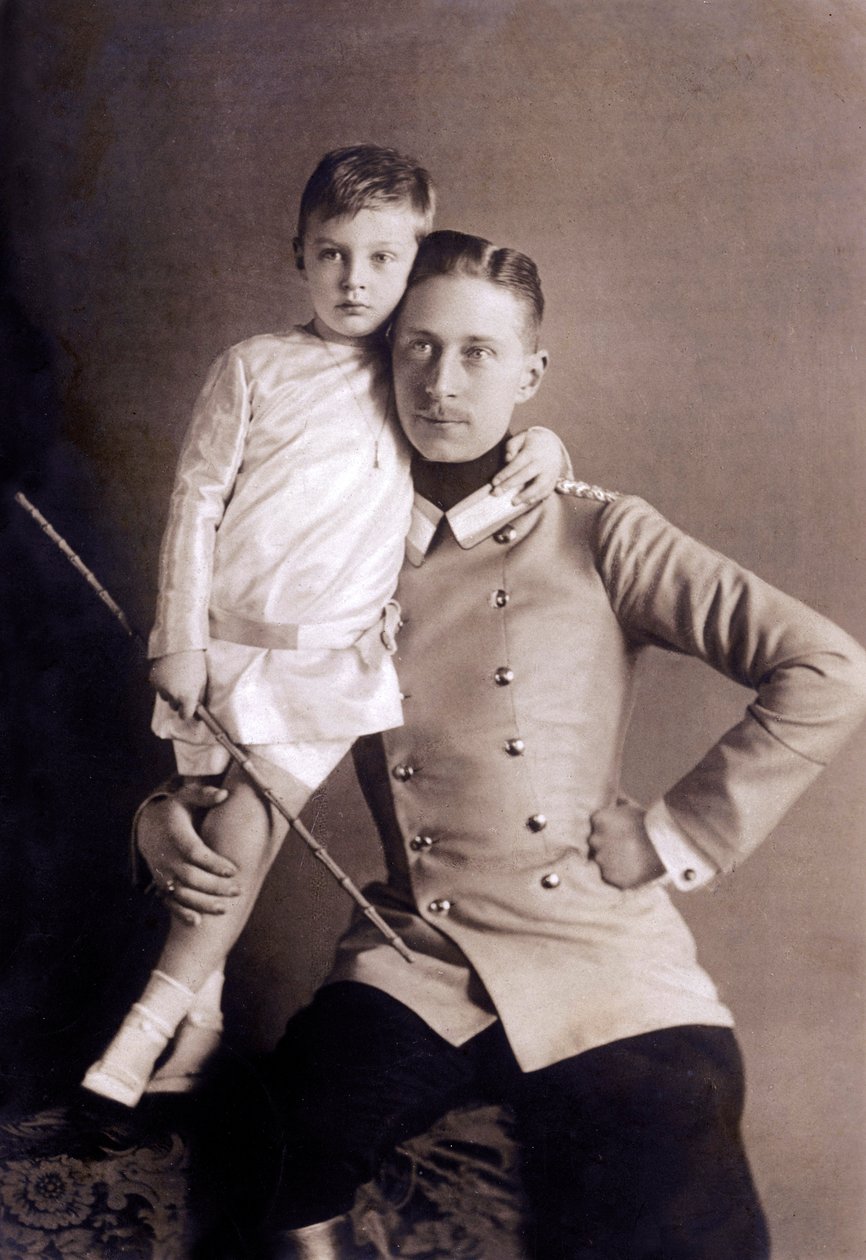 Prinz Wilhelm von Hohenzollern (1882-1951) alias Kronprinz, Sohn von Kaiser Wilhelm II., mit seinem ältesten Sohn, ebenfalls Wilhelm genannt, Fotografie von Selle und Kuntze von Unbekannter Künstler