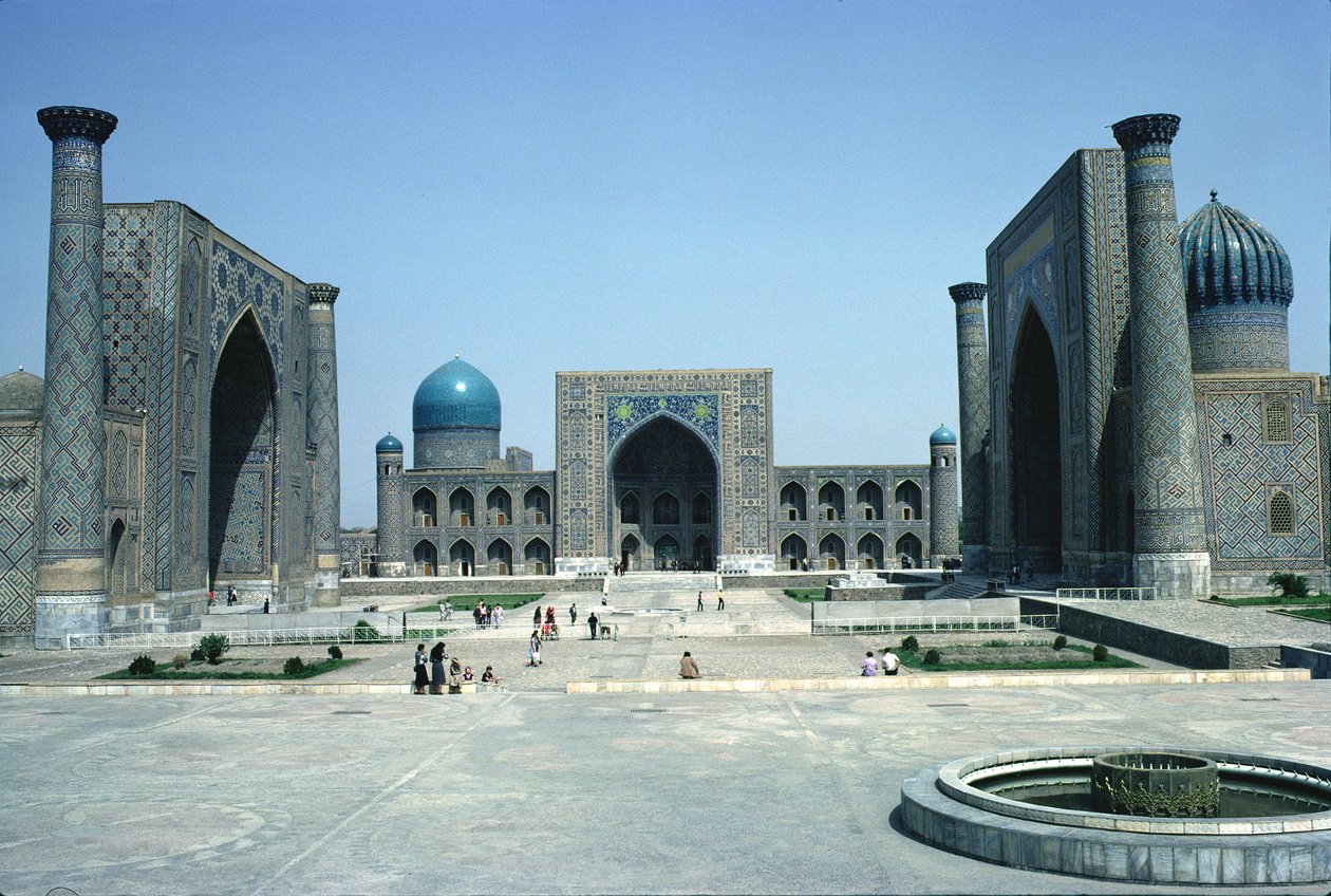 Registan, mit den drei mohammedanischen Religionsschulen (Madrasahs) von Unbekannt