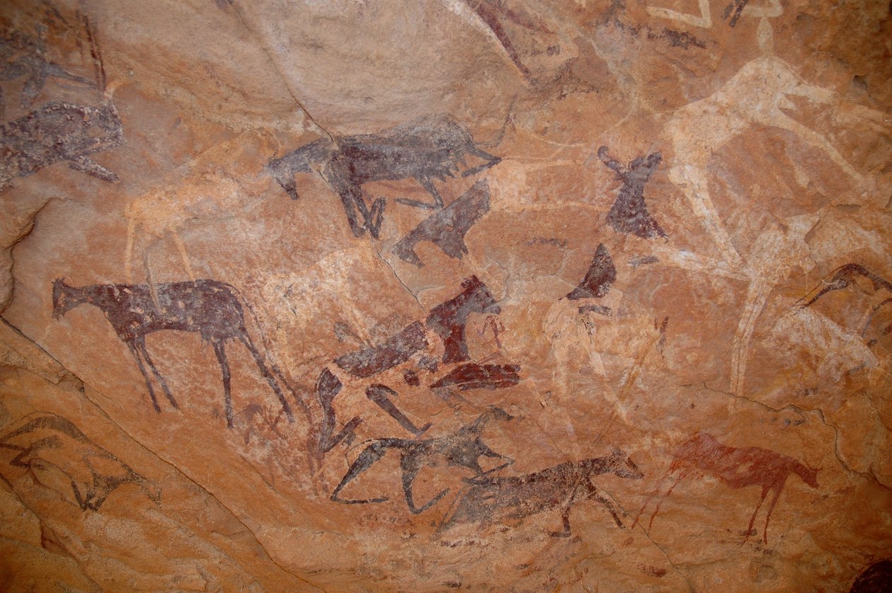 Felskunst, Vorgeschichte: Rinderfelsmalerei, ein Knie in einem geschmückten Schutzraum im Uweinat-Massiv, Sudan (Karkur-Talh oder Karkur Talh). Zeitraum von 8000 bis 3000 v. Chr. von Unbekannt
