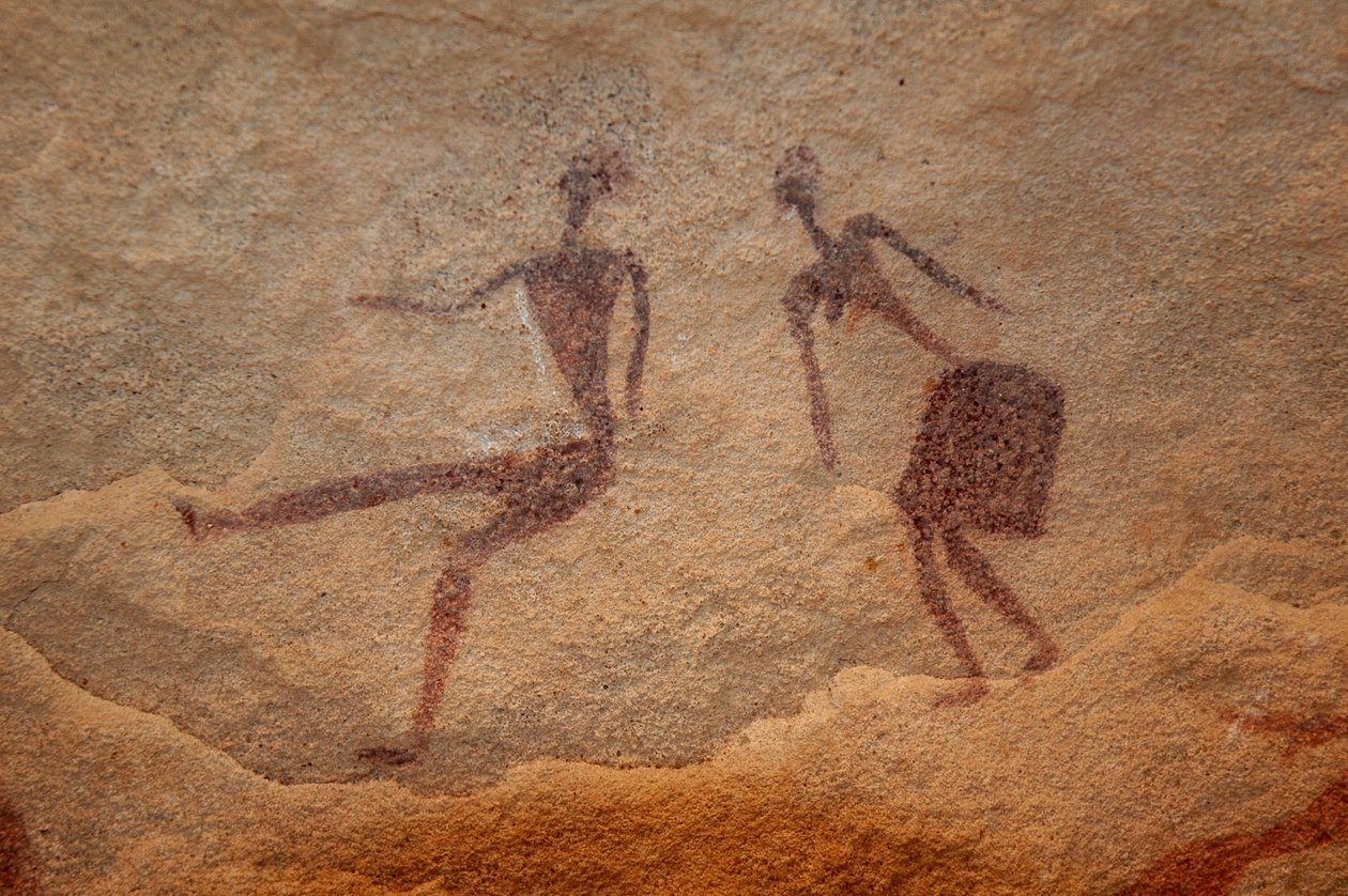 Felskunst, Vorgeschichte: Detail einer Felsmalerei von zwei Figuren (Paar) in einem verzierten Schutzraum im Uweinat-Massiv, Ägypten. (Zeitraum von 8000 bis 3000 Jahre v. Chr.). Fotografie von Unbekannt