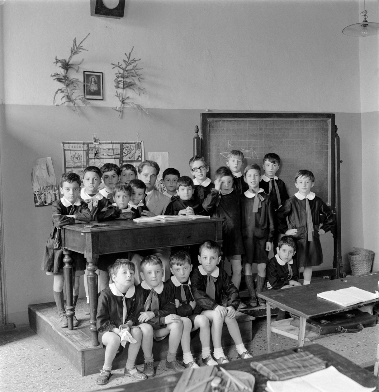 Schule von Jungen in Venedig, Schüler tragen eine Bluse. 1950er Jahre von Unbekannt