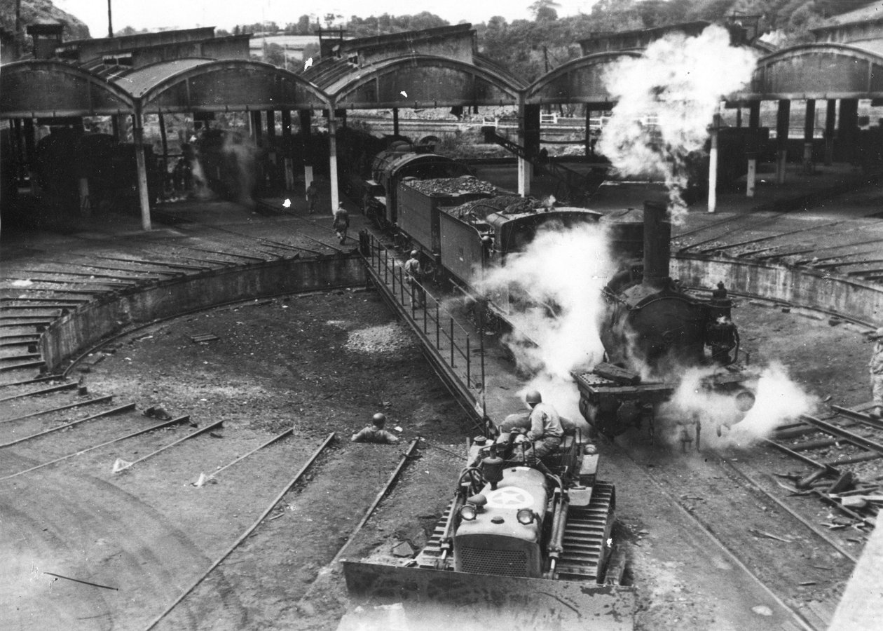 Zweiter Weltkrieg (1939-1945): Cherbourg (Manche) Frankreich Juli 1944: Pioniersoldaten der US-Armee, unterstützt von französischen Eisenbahnarbeitern, stellen das Eisenbahn-Rundhaus wieder her von Unbekannt