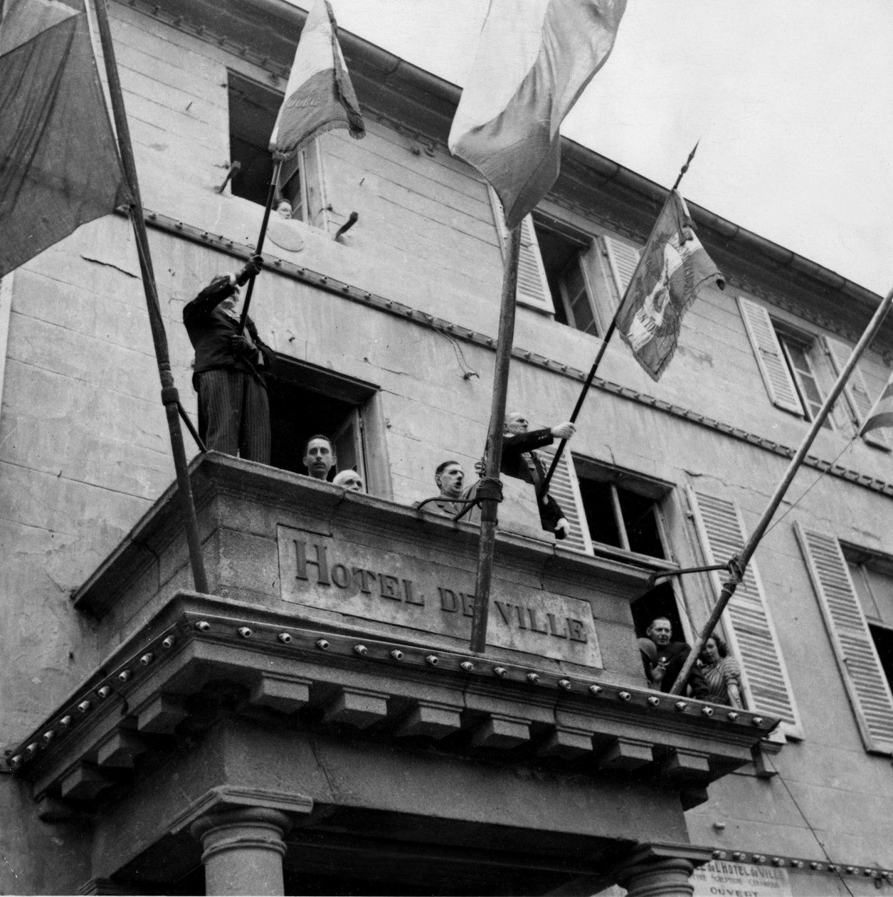 Zweiter Weltkrieg (1939-1945): Cherbourg (Manche) Frankreich 20. August 1944: Während seines Besuchs spricht General De Gaulle (Präsident des Comité de Liberation Nationale) vom Balkon des Rathauses zu den Cherbourgeois. von Unbekannt