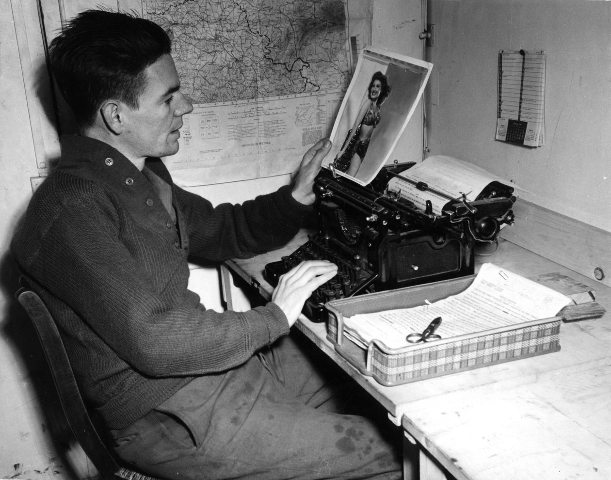 Zweiter Weltkrieg (1939-1945) - Zweiter Weltkrieg (WWII oder WW2): Mutzig (Elsass) Frankreich 1. Dezember 1944: Corporal Flanerty, Chronist der Beachead News (GI
