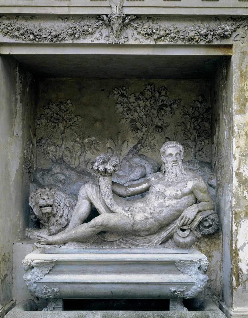 Das Nymphäum, Detail einer Statue eines Flussgottes in einer Nische, die ein Füllhorn hält, entworfen von Giacomo Vignola und Bartolomeo Ammannati, 1551-55 von Unbekannt