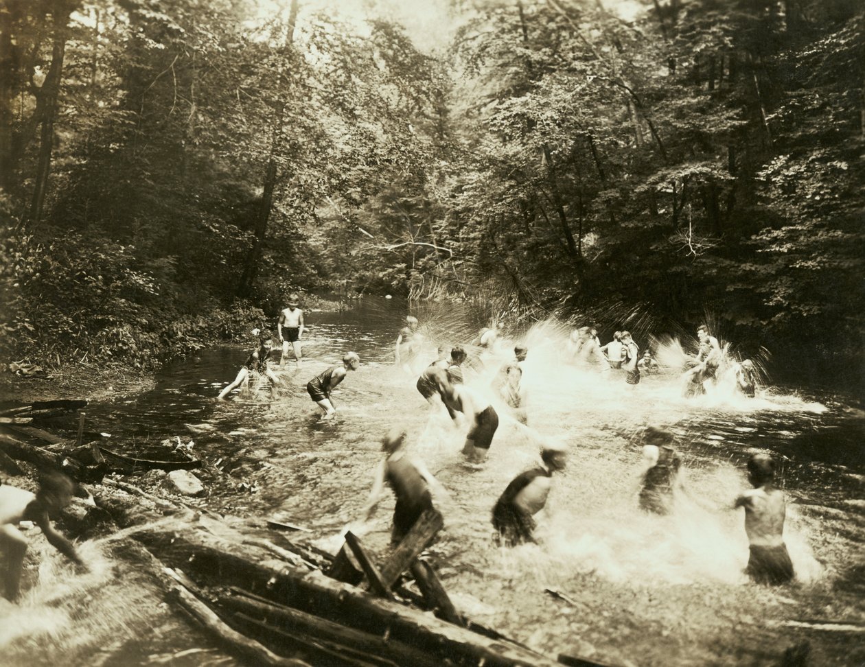 Das alte Schwimmloch, Vereinigte Staaten, ca. 1920 (s/w Foto) von William M. Timlin