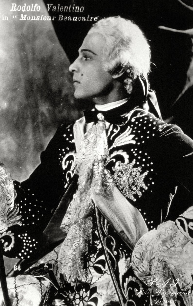 Der berühmte Stummfilmschauspieler Rodolfo Valentino in einem aufwendigen Bühnenkostüm im Stil des 18. Jahrhunderts für den Film 