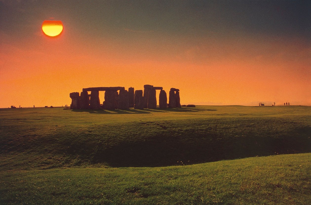 Stonehenge, Bronzezeitliches Megalithdenkmal bei Sonnenuntergang von Benjamin Baud