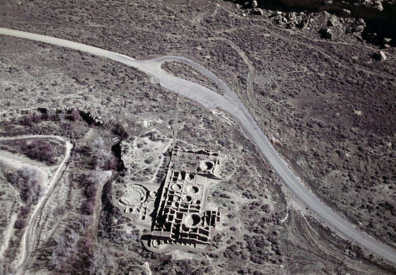 Ansicht einer alten Siedlung der Anasazi, Chaco Ruins Culture National Park, Chaco Canyon, New Mexico, Vereinigte Staaten von Amerika, Anasazi-Zivilisation von Benjamin Baud