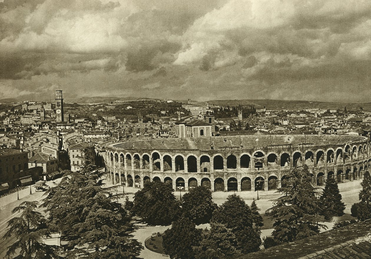 Ansicht der Arenen, des römischen Amphitheaters und der Stadt Verona im Jahr 1925 von Unbekannt